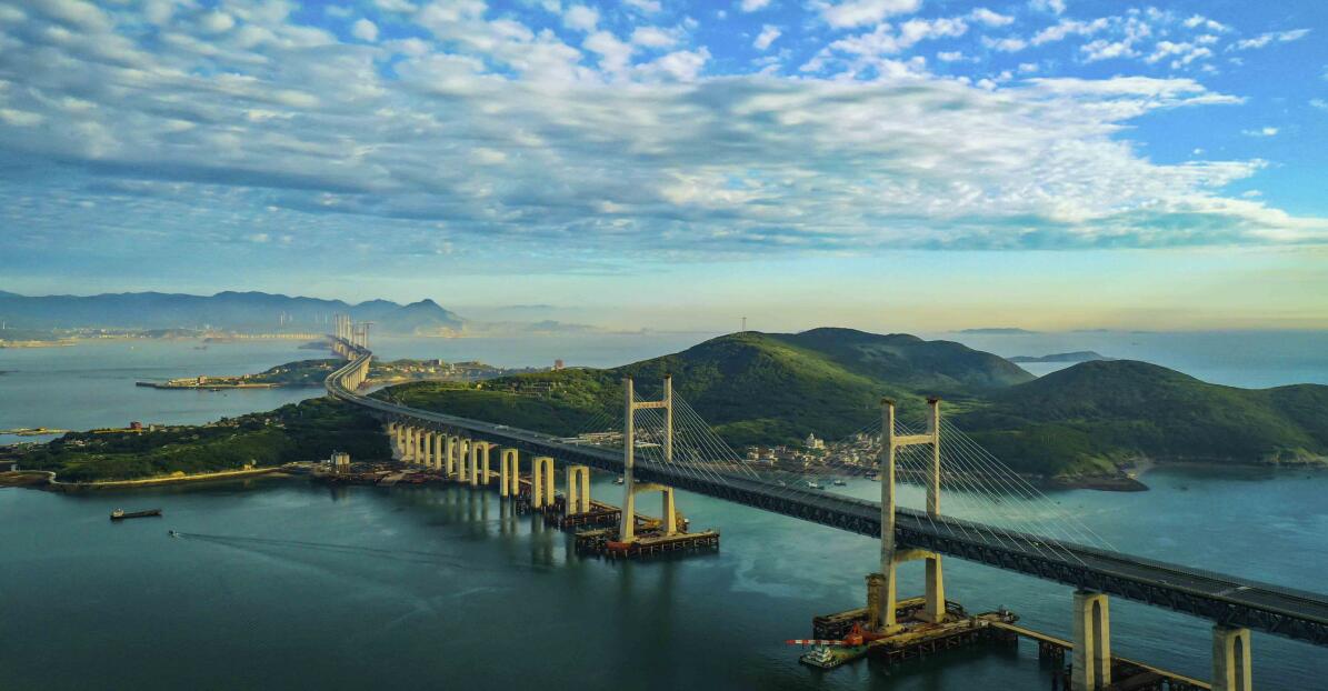 平潭海峡公铁大桥宛如游龙。（陈颖南摄）.jpg