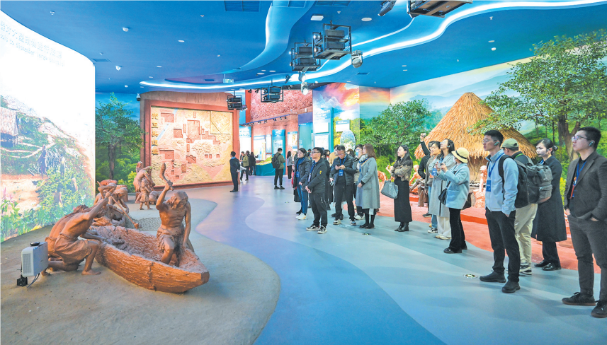 嘉宾在展厅参观.png