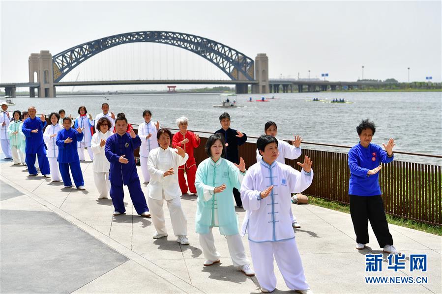 太原市民在汾河太原城区晋阳桥段附近锻炼身体（5月12日摄）。 新华社记者 曹阳 摄.jpg