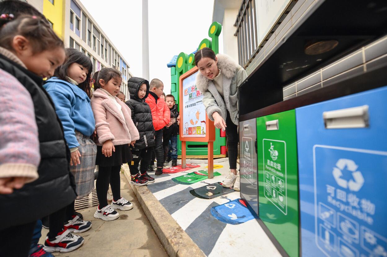 老师带小朋友们实地识别垃圾桶(第二实验幼儿园).jpg